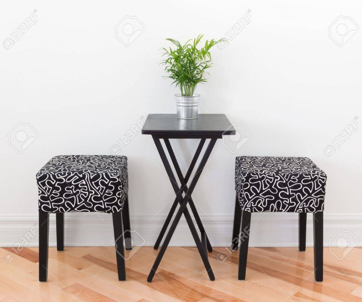 20134776-une-table-pour-deux-décoré-dans-un-style-simple-plante-verte